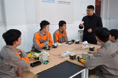 ​“报效祖国 建功西部”典型 | 纪东伟： 让更多“匠才”走出大山