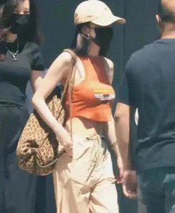 ​37岁杨幂上班被偶遇，穿橘色背心搭工装裤身材火辣似少女