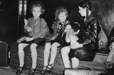 ​纳粹德国时期照片：三个逃离大屠杀的女孩身份84年后终于揭晓