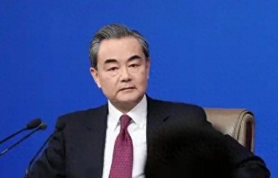 ​反投降战开始，王毅开始飙英语，2个简单英文单词，美国人听得懂