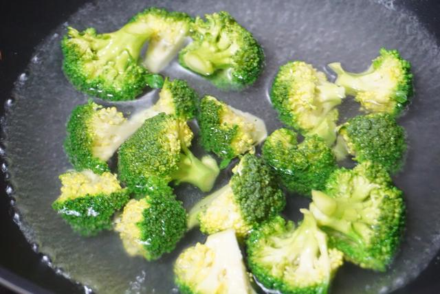家常咖喱牛肉土豆的正宗做法（3分钟学会咖喱土豆牛肉）(6)